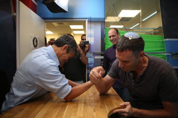 ימין חזק? צפו בהורדת הידיים בין כהנא להנדל