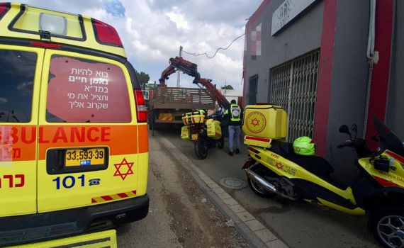 מפרץ חיפה: פועל כבן 50 נהרג מפגיעת מנוף