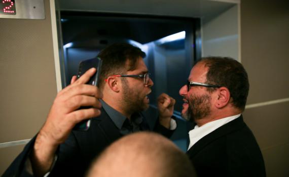 צפו: מכות בין ח"כ עופר כסיף לבין חכ"ל אורן חזן