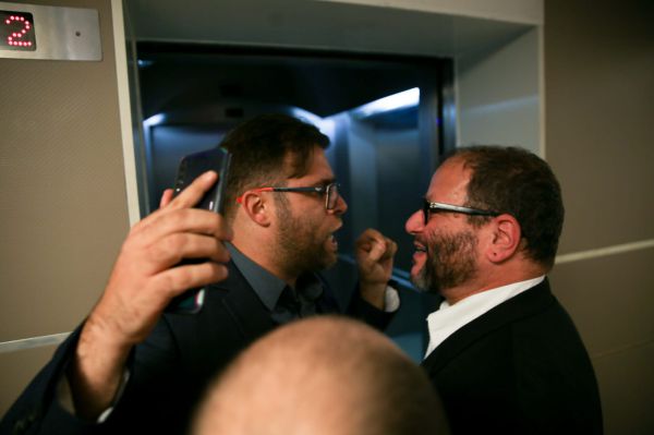 צפו: מכות בין ח"כ עופר כסיף לבין חכ"ל אורן חזן