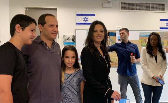 איילת שקד בקלפי: "אנחנו במלחמה, המצב קשה"