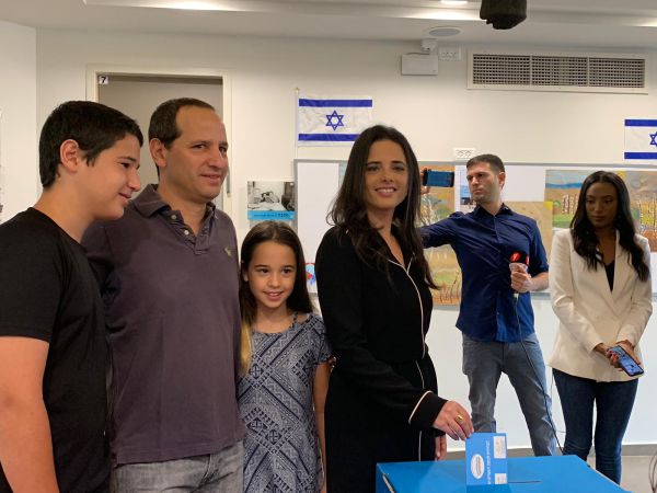 איילת שקד בקלפי: "אנחנו במלחמה, המצב קשה"