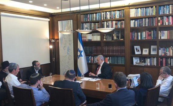 מחוייבים לגוש? השר לוין נפגש עם נציגי 'בלוק הימין'