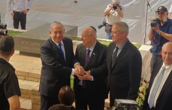 באזכרה לפרס: נתניהו לגנץ; "צו השעה ממשלת אחדות"