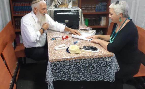 סופרי סת"ם בדקו מזוזות בקיבוצים ברחבי הארץ