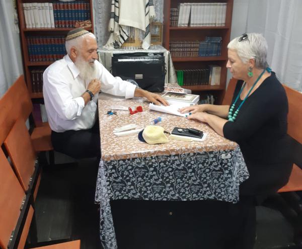 סופרי סת"ם בדקו מזוזות בקיבוצים ברחבי הארץ