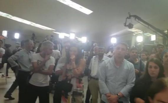 פנים קפואות והלם: כך נראו פעילי ימינה ברגע המדגם