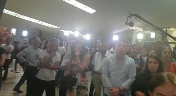 פנים קפואות והלם: כך נראו פעילי ימינה ברגע המדגם