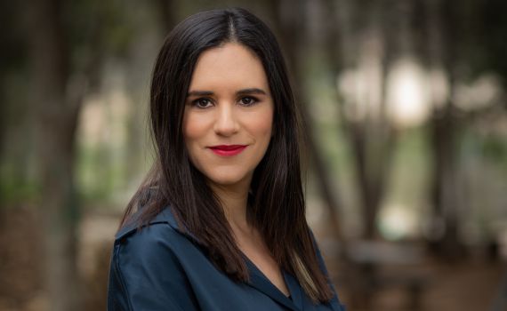 "הייתי תלמידה חרוצה": אמילי עמרוסי חוזרת לבי"ס