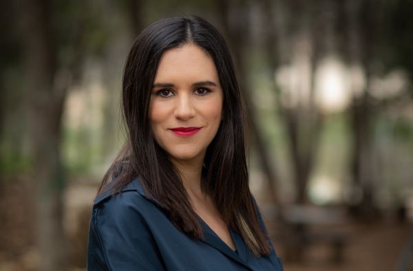 "הייתי תלמידה חרוצה": אמילי עמרוסי חוזרת לבי"ס