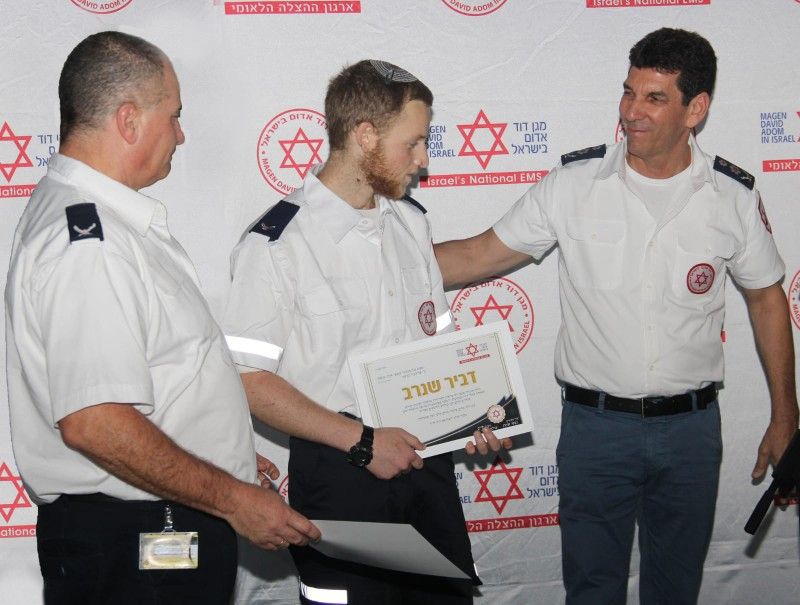 אחרי שנפצע בפיגוע: דביר שנרב סיים קורס חובשים