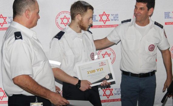 אחרי שנפצע בפיגוע: דביר שנרב סיים קורס חובשים