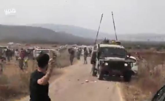 תיעוד: עשרות פלסטינים תקפו ג'יפ צה"ל בסלעים