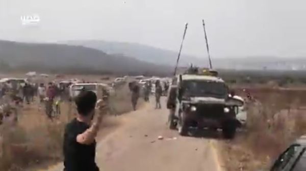 תיעוד: עשרות פלסטינים תקפו ג'יפ צה"ל בסלעים