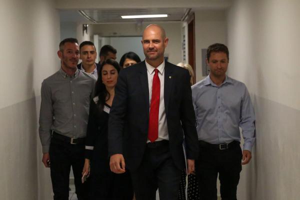 אוחנה יתקפל? | "למברגר מתאים, לא שולל"