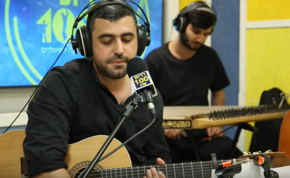 כמה פרגון: ישי ריבו עושה עקיבא. צפו בביצוע