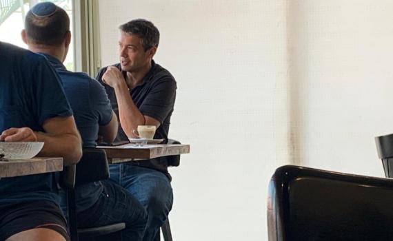 בנט סודק את הבלוק? תועד בפגישה עם יועז הנדל