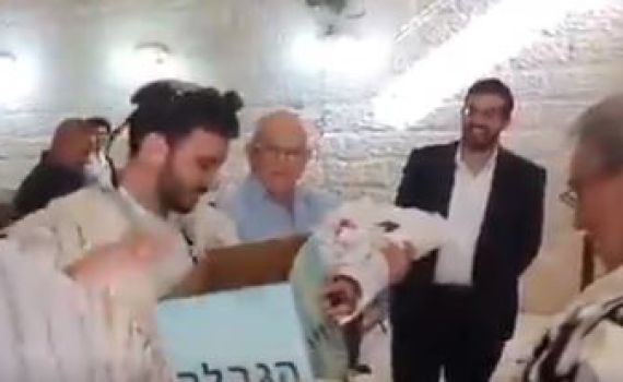 דרך מקורית: האורחים בחרו את השם של התינוק בברית