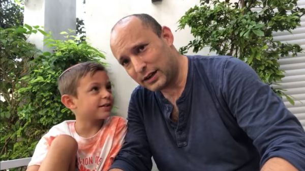 בנט ובנו דוד בסרטון מתוק על 4 המינים ובחירות. צפו