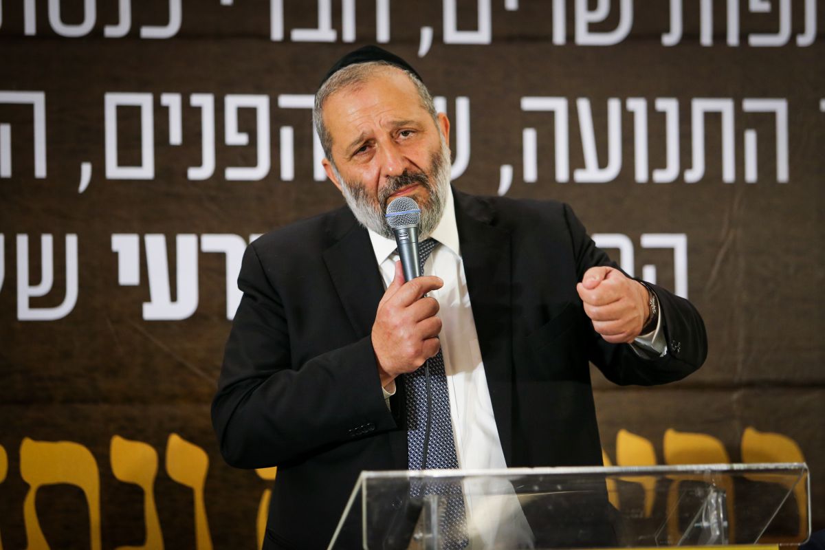 דרעי הורה: לבדוק שלילת אזרחות למייסד תנועת BDS