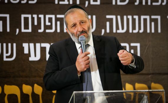 דרעי הורה: לבדוק שלילת אזרחות למייסד תנועת BDS