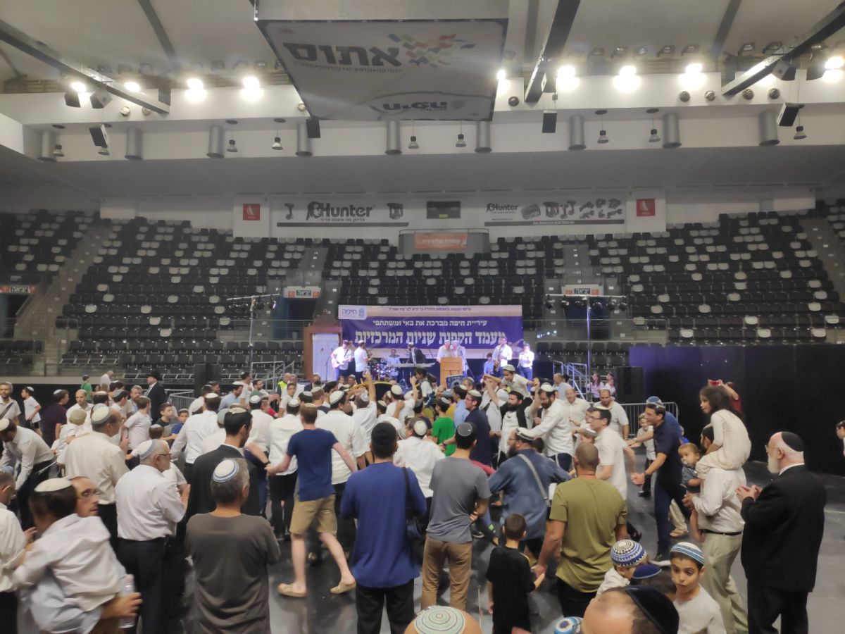 רוקדים על הפרקט: הקפות שניות בהיכל הספורט בחיפה