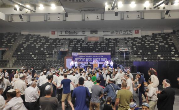 רוקדים על הפרקט: הקפות שניות בהיכל הספורט בחיפה