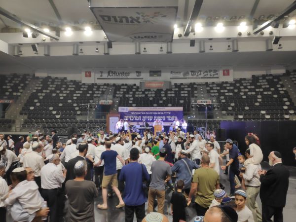 רוקדים על הפרקט: הקפות שניות בהיכל הספורט בחיפה