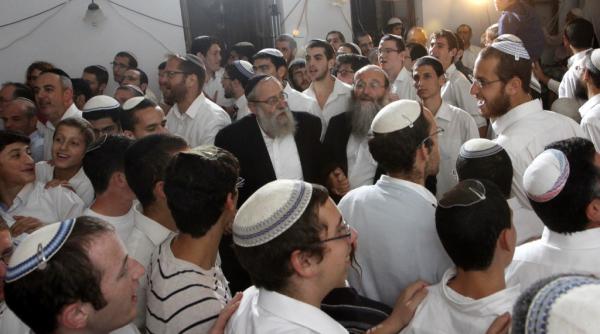 עיתונאים ואנשי תקשורת לא יכולים לבטל מנהג הלכתי