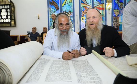 לוד: ספרי תורה הוכנסו לזכר רנה שנרב ודני גונן