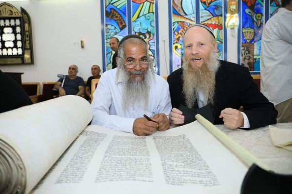 לוד: ספרי תורה הוכנסו לזכר רנה שנרב ודני גונן