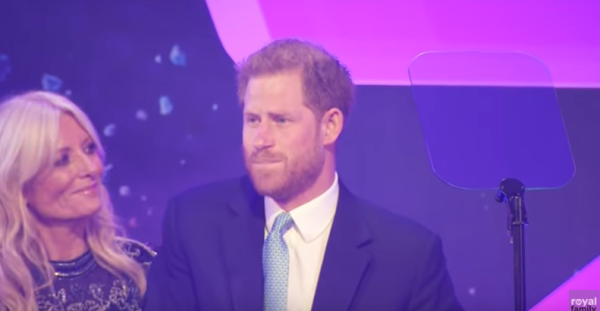 באמצע נאום: הנסיך הארי נחנק מדמעות. צפו