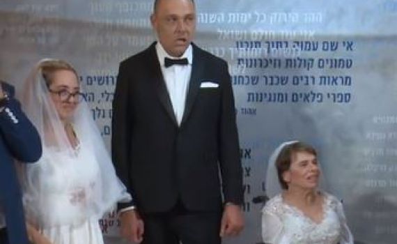 הרגע המאושר: ארבע זוגות עם מוגבלויות בחתונה אחת