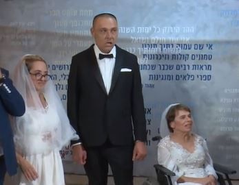 הרגע המאושר: ארבע זוגות עם מוגבלויות בחתונה אחת