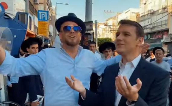 ילד הפלא חוזר: יונתן שינפלד בסינגל חדש • צפו