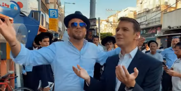 ילד הפלא חוזר: יונתן שינפלד בסינגל חדש • צפו