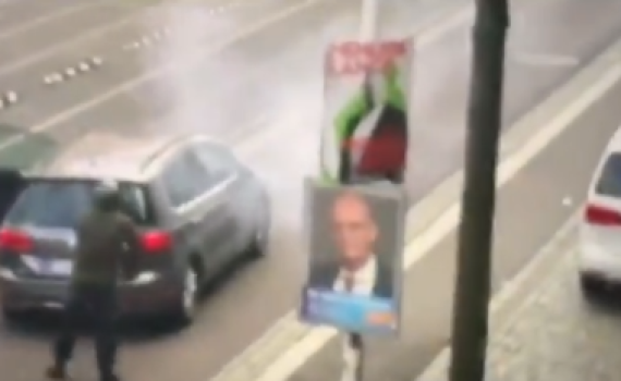 צפו בתיעוד מגרמניה: המחבל יורה על בית הכנסת