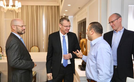 צוותי המו"מ נפגשו: השר לוין דורש תשובות מכחול לבן