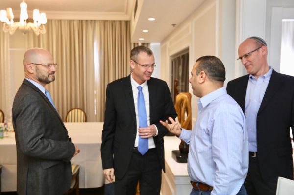 צוותי המו"מ נפגשו: השר לוין דורש תשובות מכחול לבן