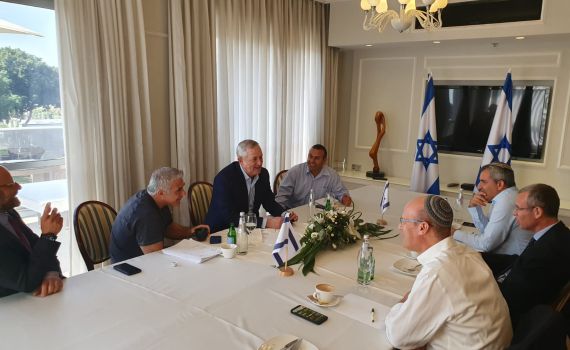 גנץ ולפיד הצטרפו לפגישת המו"מ| לוין: "תרגיל יח"צני"
