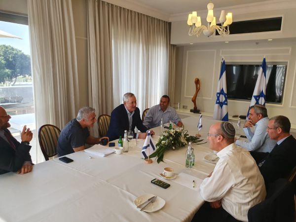 גנץ ולפיד הצטרפו לפגישת המו"מ| לוין: "תרגיל יח"צני"