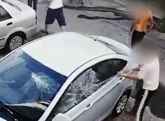 צפו: נפצו רכבים עם מוטות ברזל בסכסוך משפחה