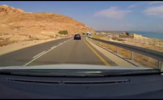 עקפה משאית וכמעט גרמה לתאונה חזיתית. צפו