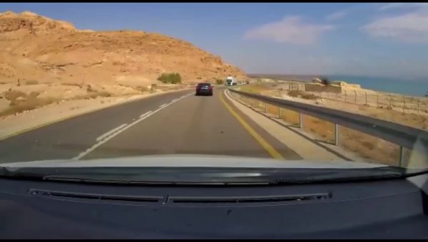 עקפה משאית וכמעט גרמה לתאונה חזיתית. צפו