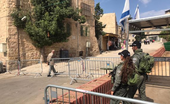 אולם יצחק פתוח, חסימות צירים: ההיערכות בחברון