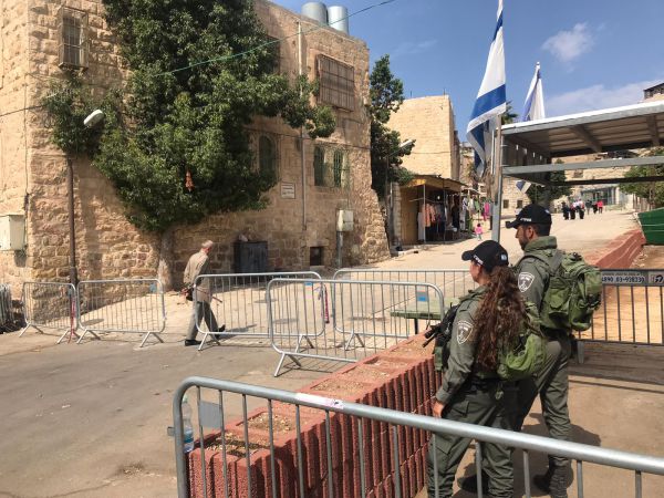 אולם יצחק פתוח, חסימות צירים: ההיערכות בחברון