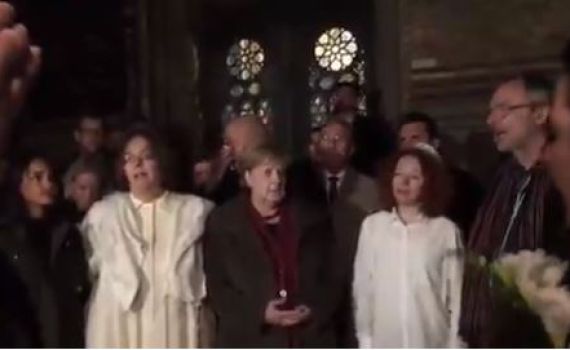 צפו שירת "עושה שלום" עם הקנצלרית אנגלה מרקל