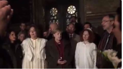 צפו שירת "עושה שלום" עם הקנצלרית אנגלה מרקל