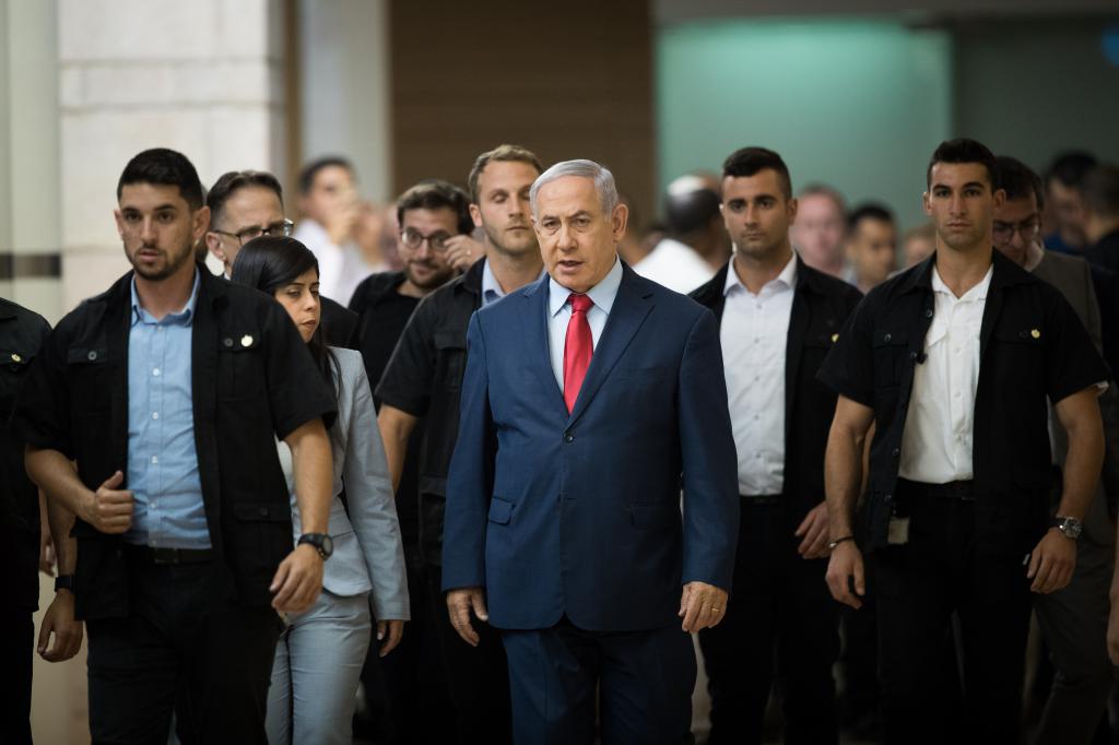 המשטרה חוקרת: מקורבי נתניהו הטרידו את מומו פילבר