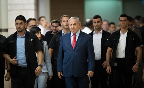 המשטרה חוקרת: מקורבי נתניהו הטרידו את מומו פילבר